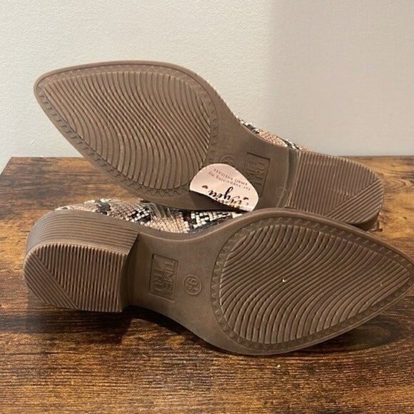 Time and Tru Leopard print ankle booties 9.5 like new - Picture 7 of 7